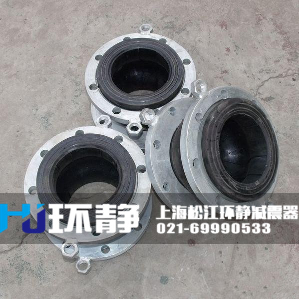 北京市朝陽(yáng)區(qū)<a href=http://www.rqqjk.cn/products/xiangjiaojietou/function/180.html target=_blank class=infotextkey>耐油<a href=http://www.rqqjk.cn target=_blank class=infotextkey>橡膠接頭</a></a>的實(shí)際安裝圖 /></p>要的外事活動(dòng)區(qū)。<br />北京市朝陽(yáng)區(qū)橡膠接頭是一種高彈性、高氣密性，耐介質(zhì)性和耐氣候性的管道接頭。 橡膠接頭采用多層次球體結(jié)構(gòu)，吸振能力強(qiáng)，減振降噪效果好；能承受較高的工作壓力，抗爆力大，彈性足；對(duì)壓縮、拉伸、扭轉(zhuǎn)變形能較好的起到位移補(bǔ)償作用。
北京市朝陽(yáng)區(qū)橡膠接頭的分類(lèi)方式
1、北京市朝陽(yáng)區(qū)橡膠接頭按連接方式分松套法蘭式、固定法蘭式和螺紋式3種。
2、北京市朝陽(yáng)區(qū)橡膠接頭按結(jié)構(gòu)可分為單球體、雙球體、異徑體、彎球體及風(fēng)壓盤(pán)管等5種。
北京市朝陽(yáng)區(qū)橡膠接頭由內(nèi)外層膠、簾布層和鋼絲圈組成管狀橡膠件，經(jīng)硫化成型后再與金屬法蘭或平行接頭松套組合而成。橡膠接頭可降低振動(dòng)及噪聲，并可對(duì)因溫度變化引起的熱脹冷縮起補(bǔ)償作用，廣泛應(yīng)用于各種管道系統(tǒng)。
北京市朝陽(yáng)區(qū)橡膠接頭在利用橡膠的基礎(chǔ)上，其特性與橡膠接頭一樣具有彈性、高氣密性、耐介質(zhì)性、耐候性和耐輻射性等有點(diǎn)，采用高強(qiáng)度、冷熱穩(wěn)定性強(qiáng)的聚酯簾子布斜交與之復(fù)合后，經(jīng)過(guò)高壓、高溫模具硫化而成。管道必須有固定支撐或固定托架，固定托架的力必須大于軸向力。垂直安裝和架空安裝時(shí)產(chǎn)品兩端需安裝相應(yīng)的固定支架和受力支架，以防止工作受壓后拉脫。
橡膠接頭主體采用極性橡膠，能較好地耐熱、耐油、耐腐、耐酸、耐老化。橡膠接頭廣泛應(yīng)用于各類(lèi)建筑、廠礦、化工、石油等行業(yè)的水暖通風(fēng)管道，給水排水和循環(huán)水管道、冷凍管道、防腐管道、消防、壓縮機(jī)管道。以及實(shí)驗(yàn)室、研究所、船舶、艦艇等設(shè)施上，用來(lái)防護(hù)和治理系統(tǒng)管道工程隔振降噪，位移補(bǔ)償。
環(huán)靜<a href=http://www.jianzhenqi.xin target=_blank class=infotextkey>減震器</a>管道設(shè)備有限公司專(zhuān)業(yè)生產(chǎn)橡膠接頭，有著豐富的經(jīng)驗(yàn)，優(yōu)良的設(shè)備，歡迎您的選購(gòu)。環(huán)靜管道作為專(zhuān)業(yè)的<a href=http://www.rqqjk.cn target=_blank class=infotextkey>橡膠接頭廠家</a>，生產(chǎn)和供應(yīng)橡膠接頭型號(hào)有三十多種，并且橡膠接頭規(guī)格齊全，從而能夠?yàn)槎喾N管道口徑的安裝環(huán)境做配套。歡迎大家來(lái)電咨詢(xún)和選購(gòu)，聯(lián)系電話(huà)021-69990533.<h3>零部件材料</h3>
<table cellspacing=